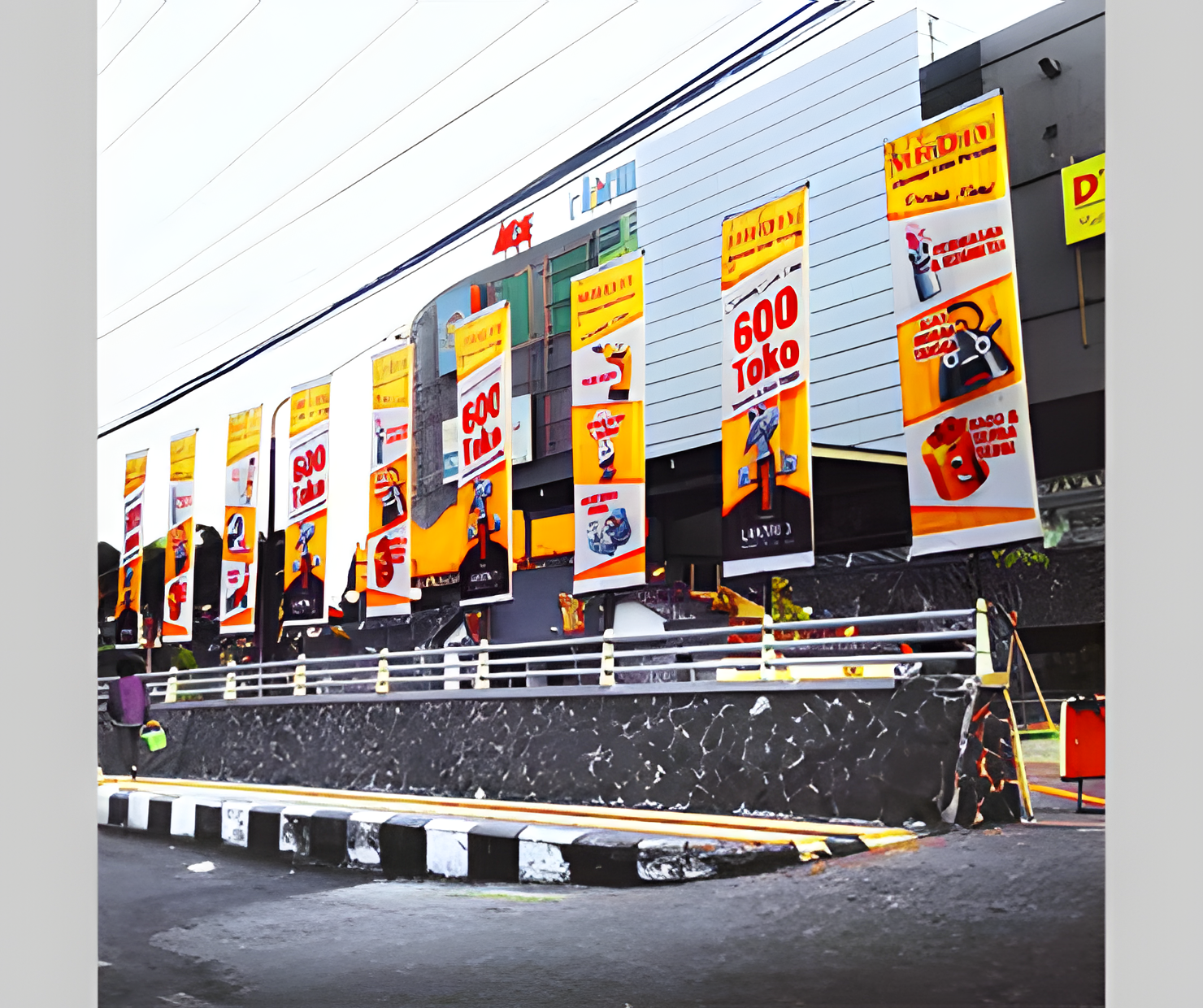 Upscale 4× dari foto arsip Citra; bukan bukti detail baru. MR.DIY — Baliho