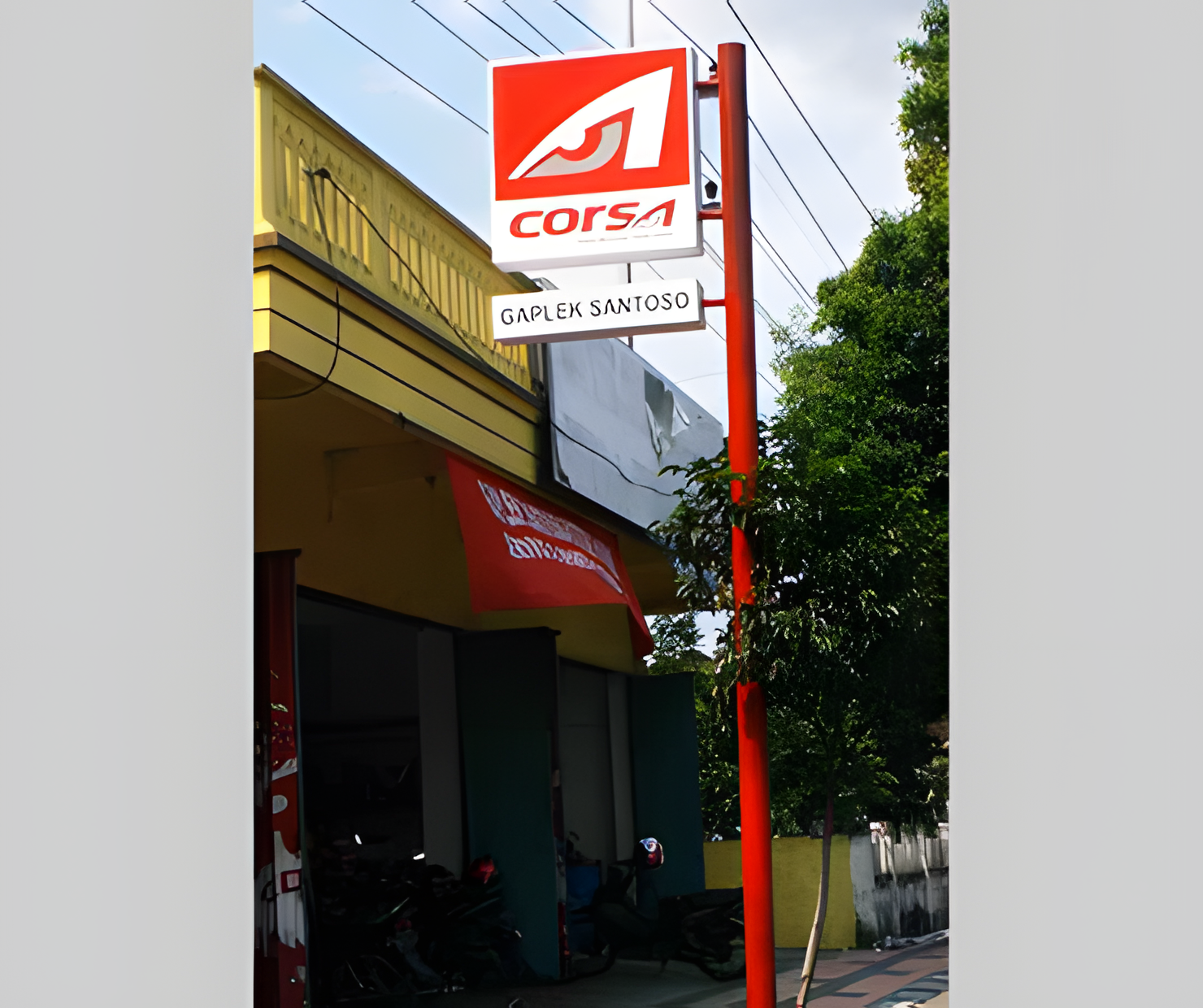 Upscale 4× dari foto arsip Citra; bukan bukti detail baru. Corsa — Papan Nama Toko
