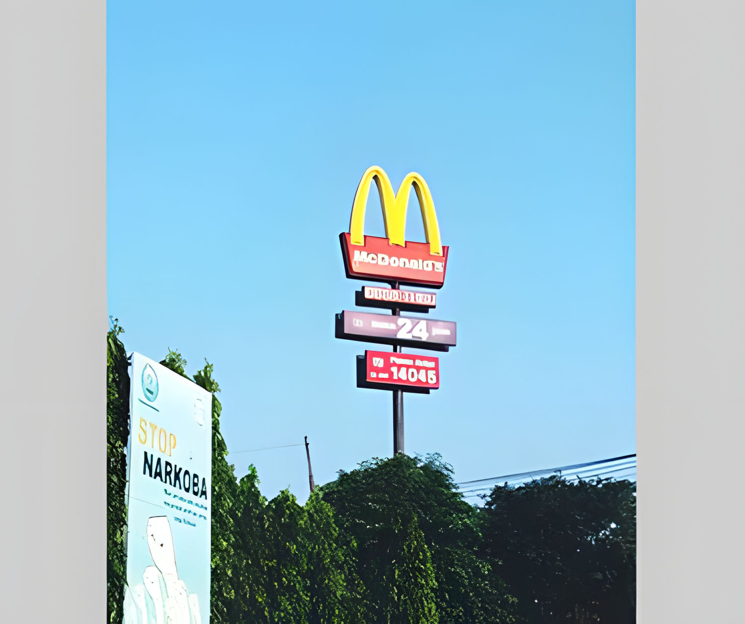 Upscale 4× dari foto arsip Citra; bukan bukti detail baru. McDonald's — Pole Sign