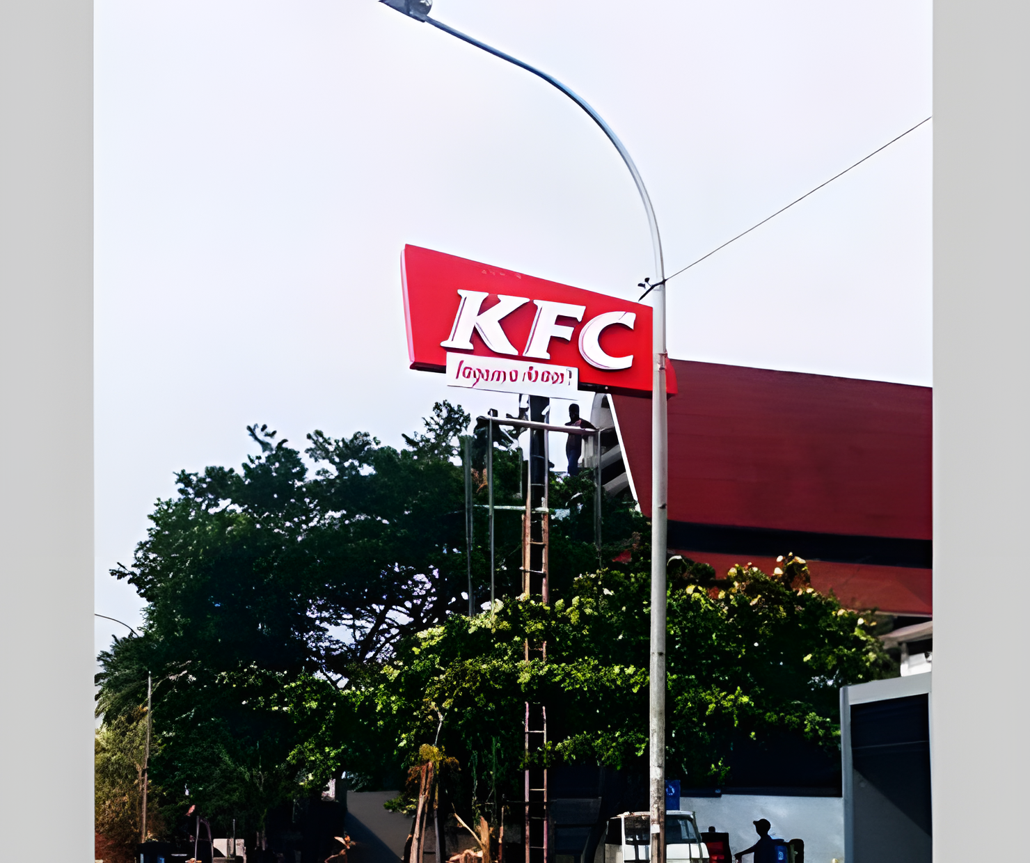 Upscale 4× dari foto arsip Citra; bukan bukti detail baru. KFC — Pole Sign