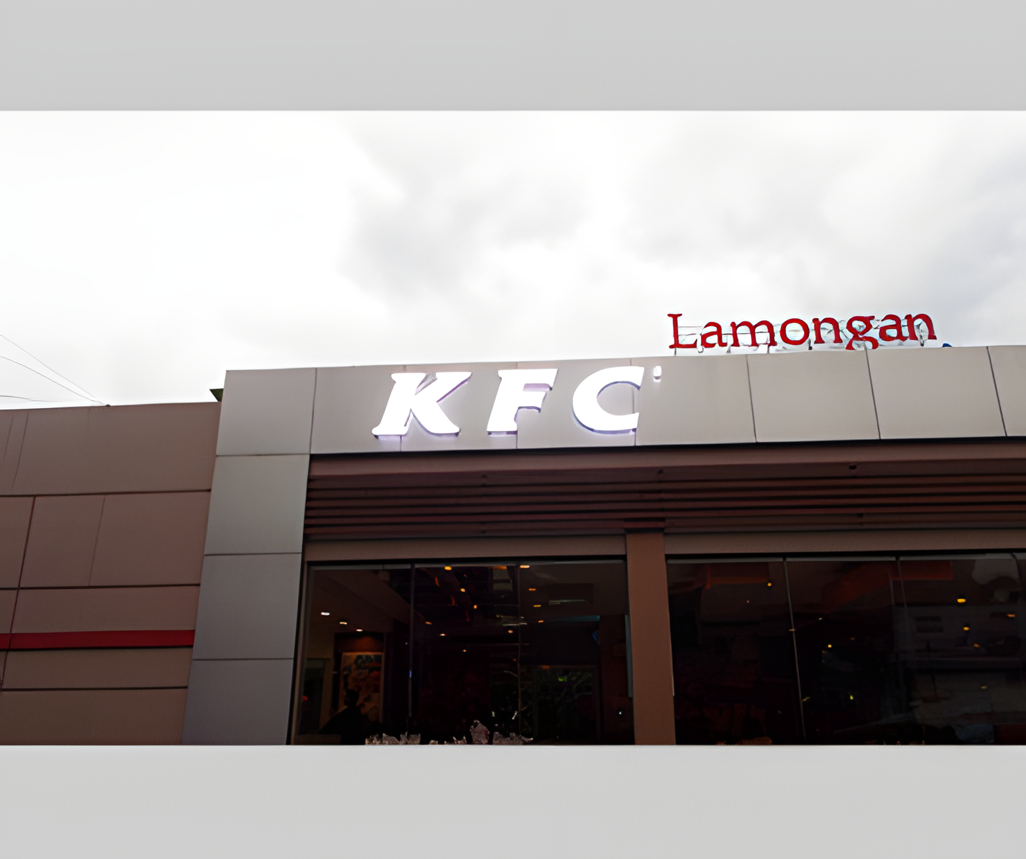 Upscale 4× dari foto arsip Citra; bukan bukti detail baru. KFC — Letter Sign