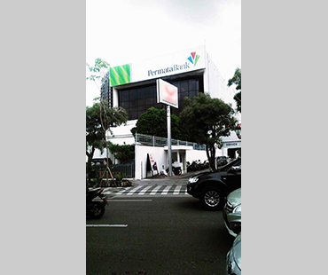 Foto sumber resmi Citra; ditampilkan tanpa upscale atau rekreasi. Permata Bank — Neon Box
