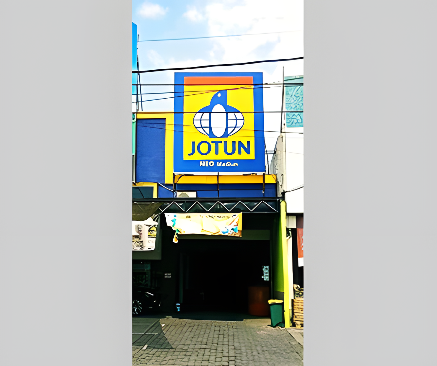 Upscale 4× dari foto arsip Citra; bukan bukti detail baru. Jotun — Papan Nama Toko