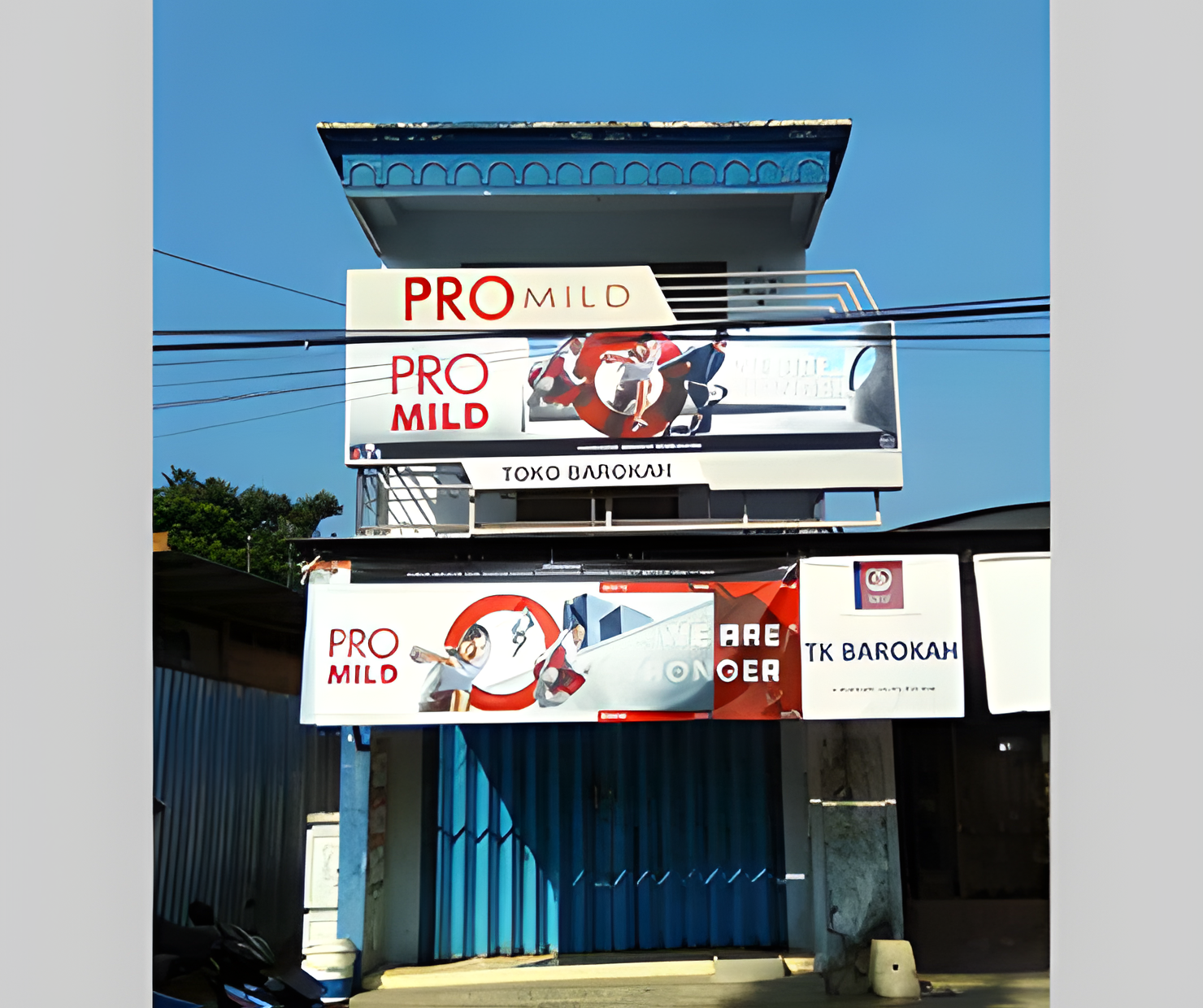 Upscale 4× dari foto arsip Citra; bukan bukti detail baru. Pro Mild — Papan Nama Toko